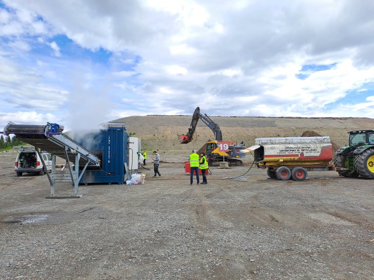 NIBIO samarbeider med SoilSteam International AS for å teste vanndamp som en effektiv metode for å bekjempe fremmede invaderende plantearter og problemugras ved massehåndtering. Foto: Marit Helgheim