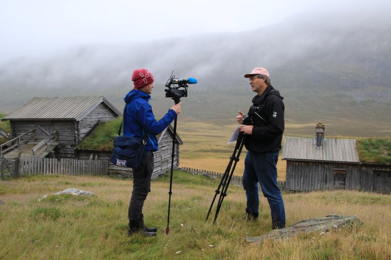 Oskar på jobb med NRK Norge rundt 10092019 Foto Kari Stensgaard 4H5A5617.JPG