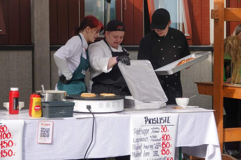 Dyktige kokker fra Rå videregående skole serverte varm mat på gårdsplassen. Foto: Morten Günther