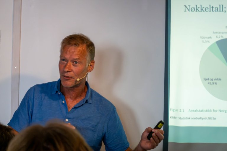 Divisjonsdirektør Audun Korsæth leder sesjonen "Mer husdyrfôr på egne ressurser" onsdag ettermiddag. Foto: Ragnar Våga Pedersen