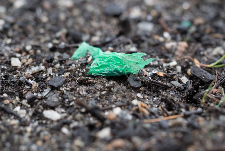 Forskerne har funnet både vanlig og nedbrytbar plast i biorest etter biogassproduksjon, og anbefaler derfor at matavfall blir samlet i papirposer i stedet for grønne plastposer. Foto: Erik Joner