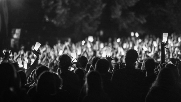 På oppdrag fra Øyafestivalen gjennomførte NORSUS livsløpsanalyser av plastglass versus bionedbrytbare glass for engangsbruk. På bakgrunn av resultatene, valgte Øyafestivalen å gå over til flerbruksglass av hard plast i 2019, som samles inn, renses og brukes igjen mange ganger. Foto: Bjørnar Elvestad