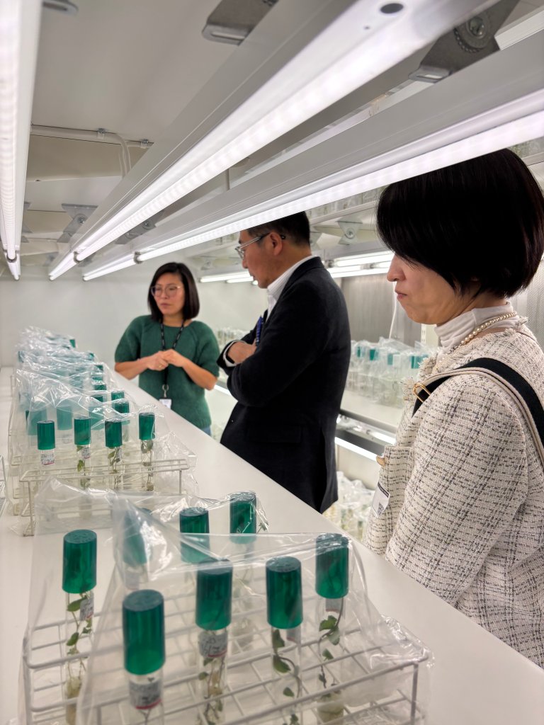 The visit began with genetic resource management at the Norwegian Genetic Resources Centre, including Norway’s potato gene bank. Photo: Lu Feng/NIBIO