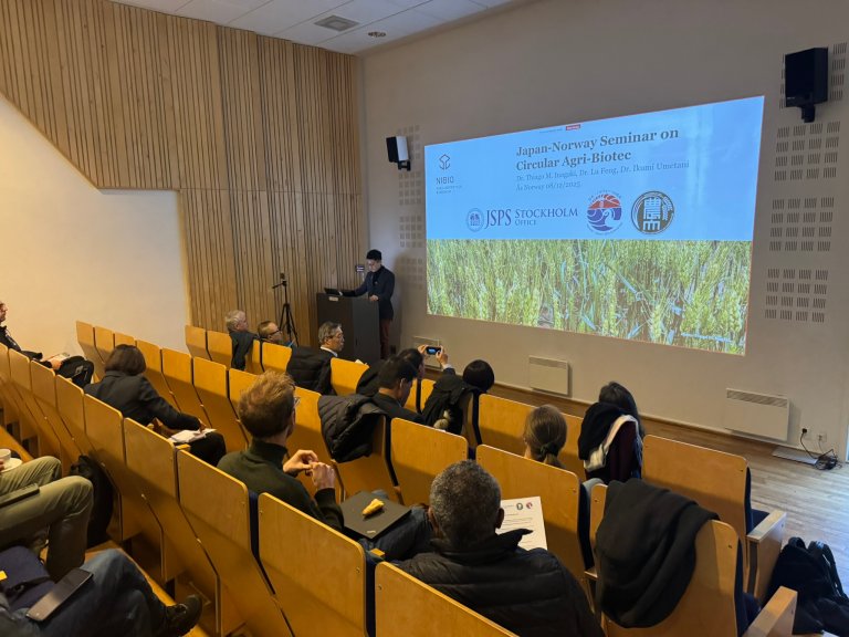 Dr. Thiago Inagaki speaking at the scientific seminar on circular agri-biotech. Photo: Siri Elise Dybdal
