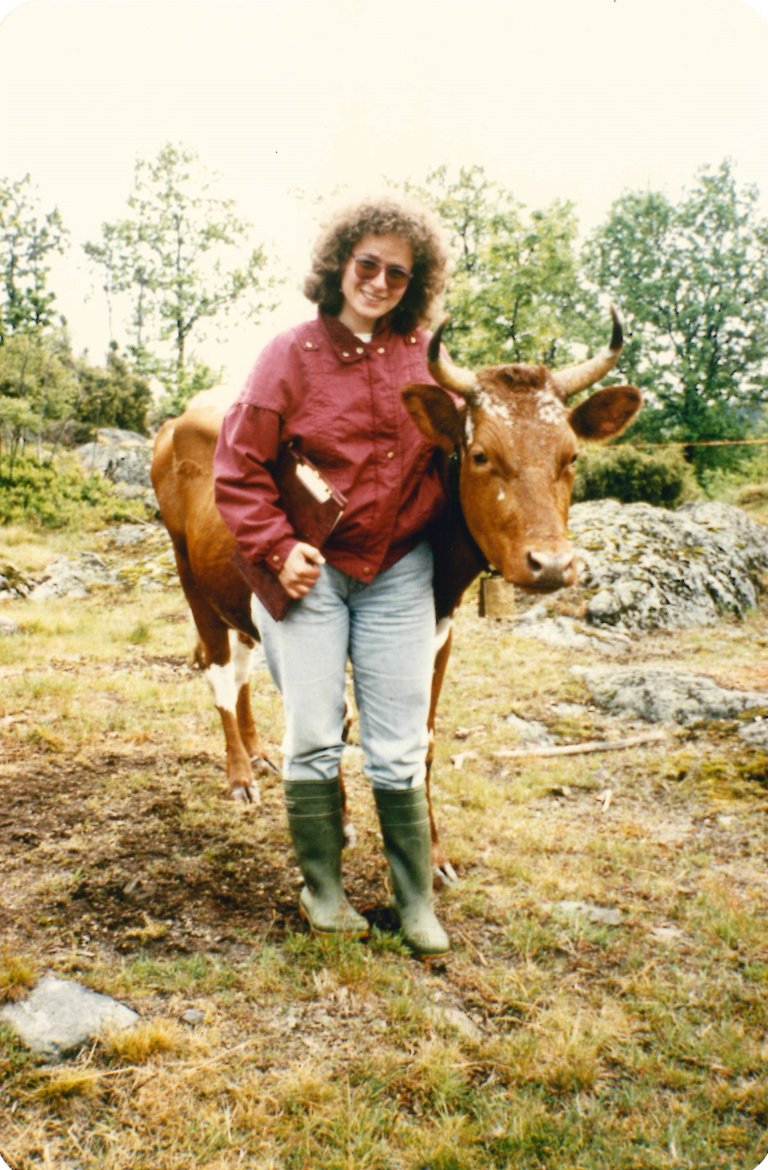 Nina i felt_møter nye kyr kvar dag_med registreringsmappa under armen_sommaren 1989_Foto privat.jpg