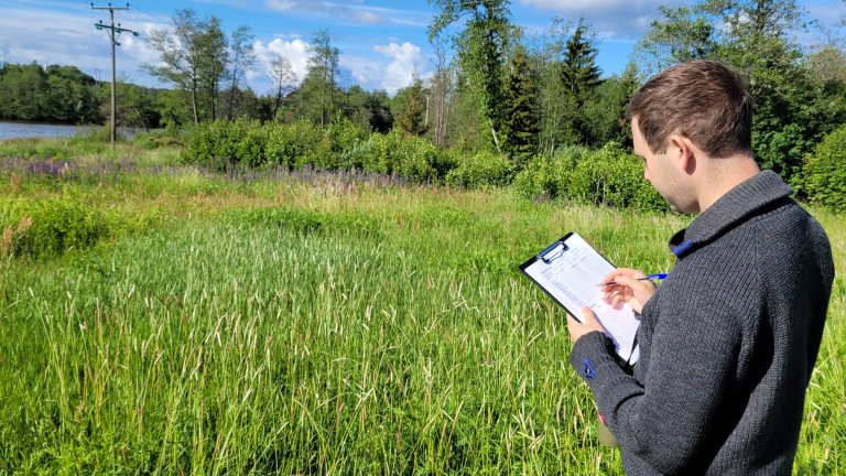 Feltornitolog Andreas Günther frå BirdLife Norge testa appen for første gong under 3Q-registreringane i sommar. – Kartfunksjonen gjorde det enkelt å finna teljepunkta utan bruk av kart og GPS. I dei fem minutta teljingane går føre seg må ein ha fullt fokus på fuglar som syng eller bevegar seg i terrenget. Derfor valde eg først å notera på papir, for seinare å leggja dataene inn i den nye appen. Foto: Morten Günther
