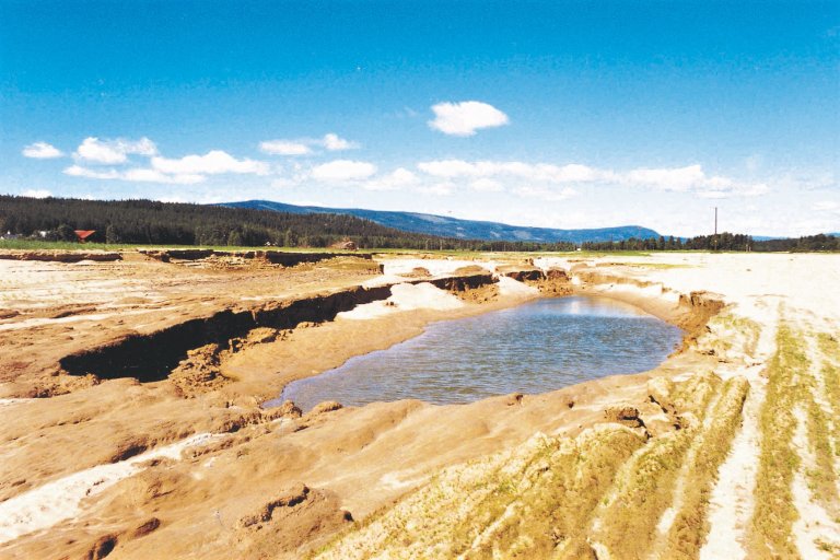 Store erosjonskratere etter flommen i 1995. Øksna, Elverum. Foto: NIBIO