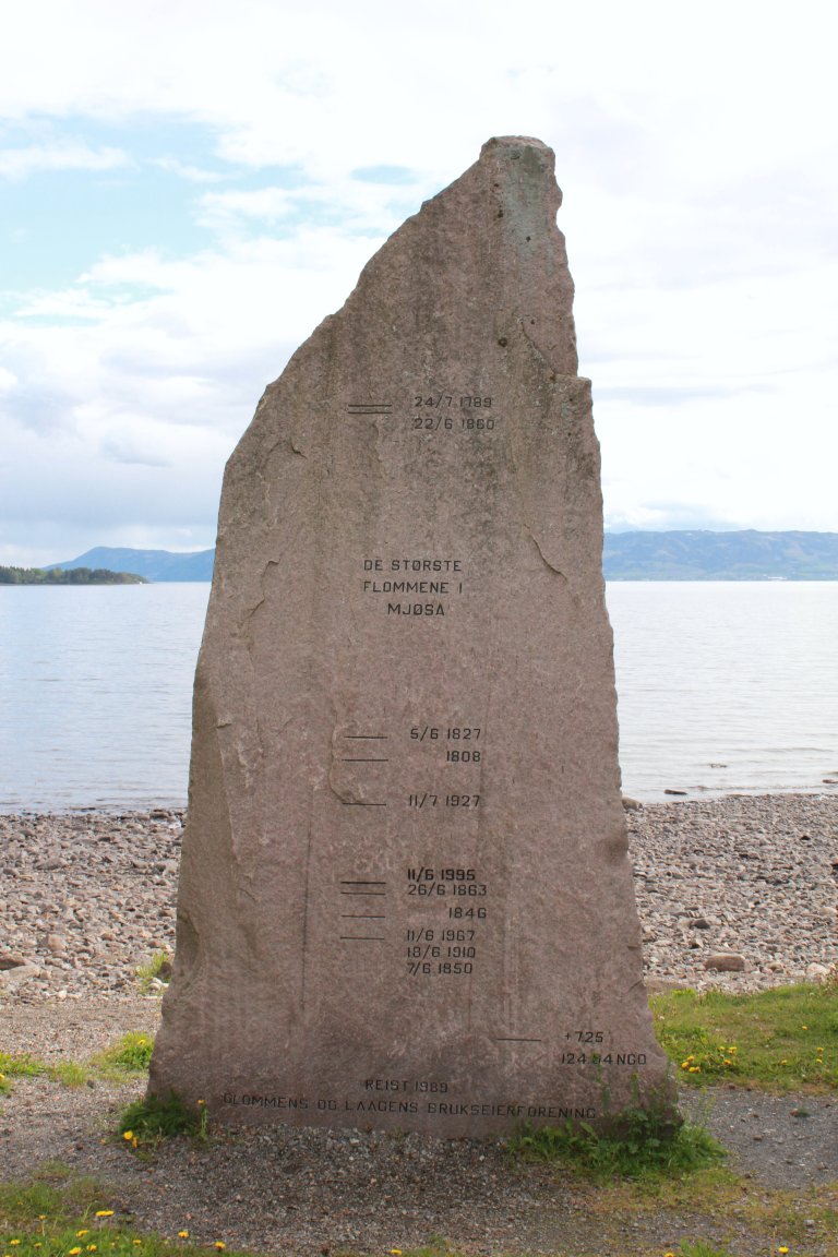 Flomstein ved Mjøsa. Den høyeste markeringen nær toppen er fra 1789. Foto: Øyvind Holmstad, CC BY-SA 4.0 <https://creativecommons.org/licenses/by-sa/4.0>, via Wikimedia Commons