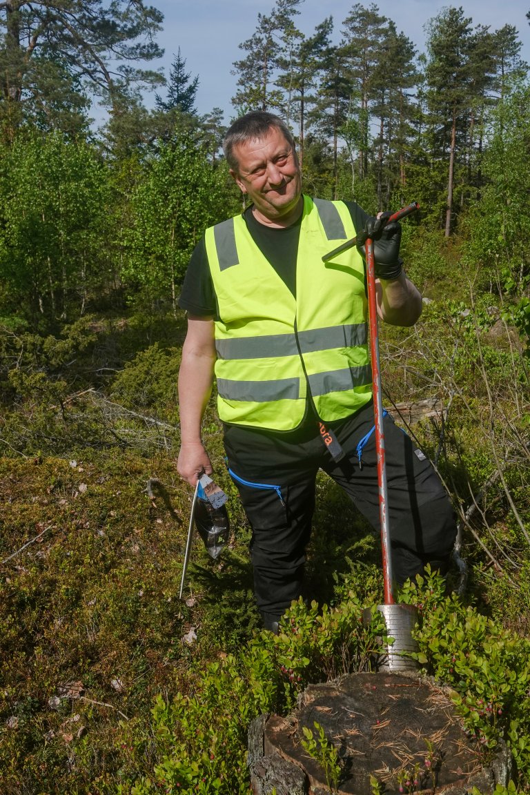 Til daglig jobber Paul Eric Aspholm hos NIBIO Svanhovd i Pasvikdalen, bare få kilometer fra den russiske grensen. Her har NIBIO og Direktoratet for strålevern og atomsikkerhet vært samlokalisert i mer enn tretti år. – Vi har hatt et langt og fruktbart samarbeid med beredskapsenheten på Svanhovd om mange ulike prosjekter, forklarer Aspholm. Han mener det er kjempeviktig at ulike institusjoner og fagmiljøer kan samarbeide om å fremskaffe kunnskap på denne måten. Foto: Morten Günther