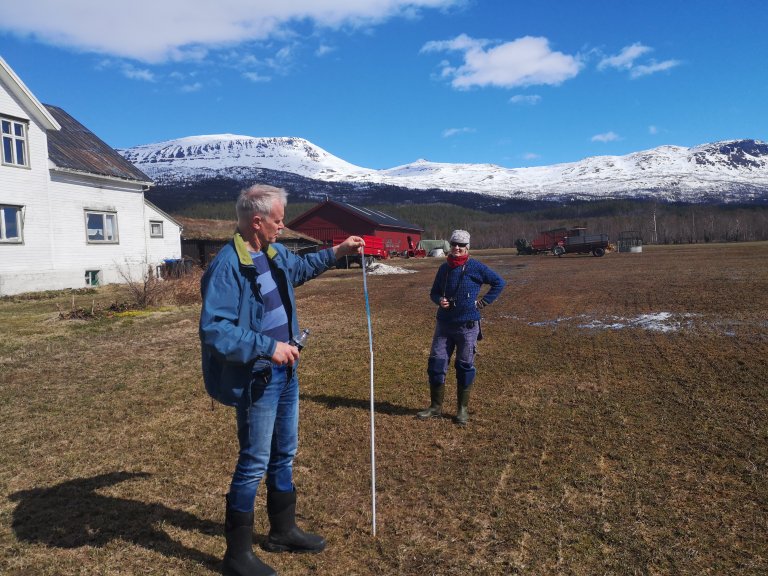 Bonden Øystein Iselvmo og landbruksrådgiver Kristin Sørensen i Målselv samler inn bakgrunnsdata for prosjektet. Dataene inkluderer informasjon om botanisk sammensetning, avling og feltregistreringer. Foto: Marit Jørgensen