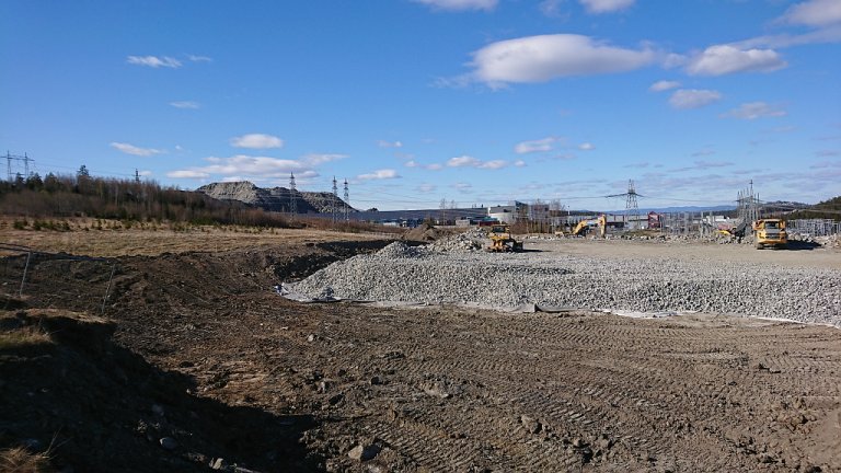 Nedbygging av matjord ved Nygårdskrysset i Ås. Foto: Kjetil Fadnes