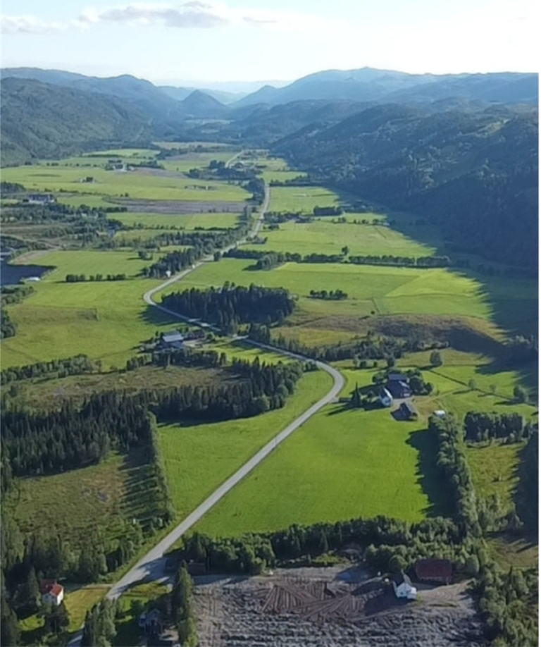 Bilete av området Myran i Indre Fosen. Det føregår framleis omgraving av areal, slik som nærast kanten av biletet. Ved foten av li-sidene er det mindre grus og grov sand, og meir av litt finare kornfraksjonar. Her er det viktig med kantgrøfter for å fanga sigevatn. Foto: Olav Jostein Berget