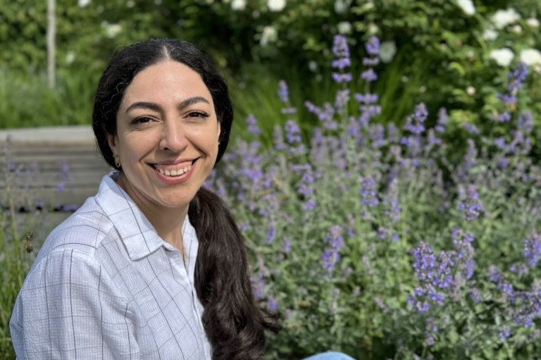 Zahra Bitarafan, forsker ved NIBIO, har påvist rester av ugrasmidler og giftige plantestoffer i norsk honning. Nå ønsker hun en omfattende kartlegging av fremmedstoffer i norsk honning og pollen samlet av honningbier. Foto: Siri Elise Dybdal