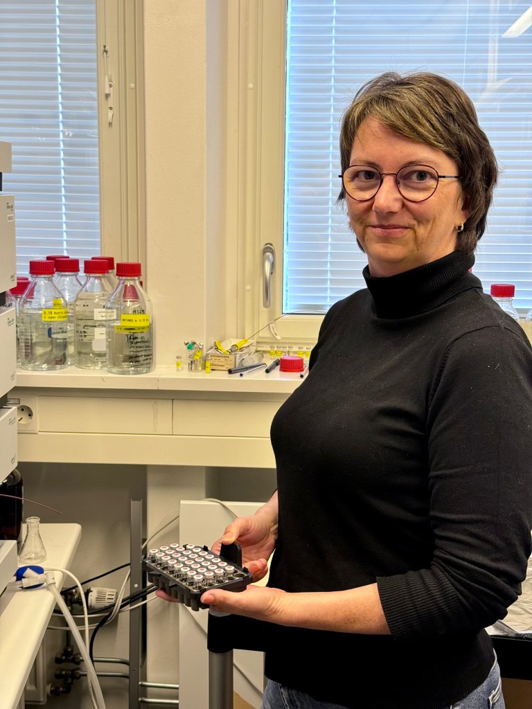 – PA ble funnet i 20 % av prøvene, men hovedsakelig i små mengder. En prøve inneholdt imidlertid en større mengde, sier forsker Marit Almvik, som har analysert og vurdert PA-funnene. Foto: Siri Elise Dybdal