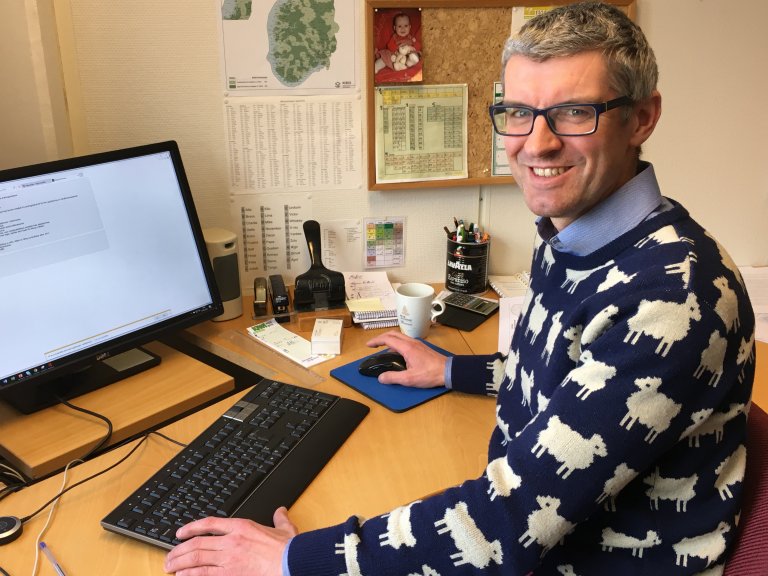 Senioringeniør i NIBIO, Kjetil Fadnes, har vore med i revideringa av Dyrkbar jord-kartet.  Foto: Kjersti Kildahl