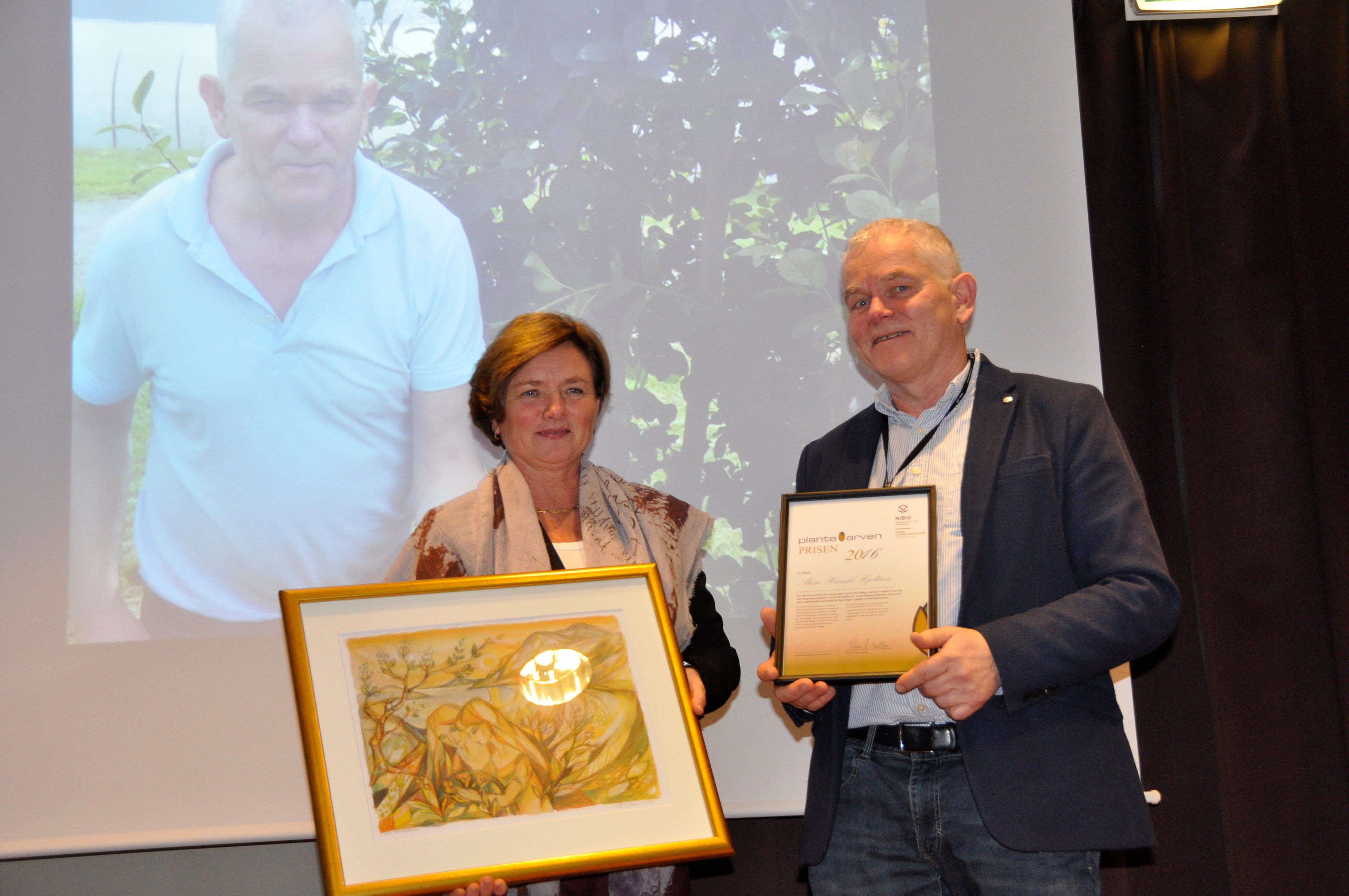 Stein Harald Hjeltnes og prisutdeler Elisabeth Morthen_Foto Cathrine Brekke