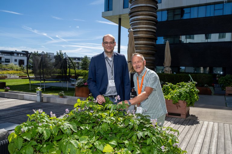Dr. Marcel Naumann fra Universitetet i Göttingen presenterte oppmuntrende tall om potetens klimafotavtrykk på potetkonferansen EAPR 2024 på Fornebu 9. juli. Her er han sammen med Arne Hermansen fra NIBIO. Foto: Erling Fløistad