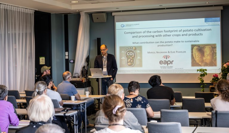 Marcell Naumann fra universitetet i Göttingen fortalte at dyring av potet bare har halvparten av klimagassutslippene sammenlignet med dyrking av mais, ris eller hvete. Foto: Erling Fløistad