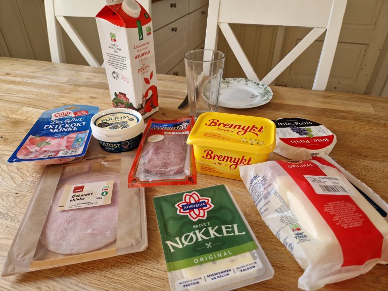 Usikkerhet rundt holdbarhetsdato fører til at forbrukere kaster mat unødig. Er du flink til å bruke nesen før maten havner i grønnposen? Foto: Pia Borg