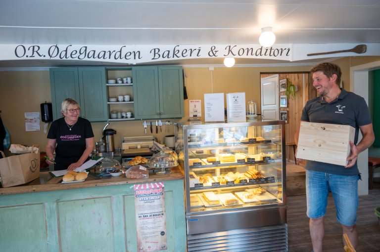 Kundene er lokale bakerier, fjellstuer og høyfjellshotell, men også privatpersoner – gjerne yngre par med unger, som har gjenoppdaget denne «ekte mjølka». Foto: Lars Sandved Dalen, NIBIO