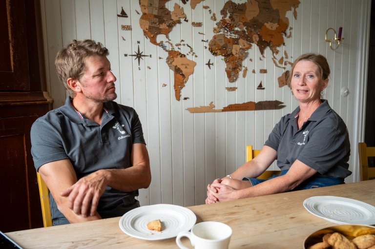 Berit har selv vokst opp på gård, og hun var i utgangspunktet mer interessert i et liv uten gårdsbruk. Men, når det først ble bestemt at de skulle ta over gården Uppigard Skoe på Vinstra ser de også på utdanningen fra NMBU som en stor fordel for mye av det administrative arbeidet på gården. Foto: Lars Sandved Dalen, NIBIO