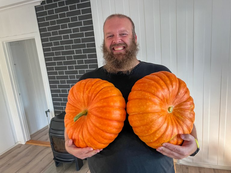 Eivind Tjomsland Spilling med monstergresskar fra egen hage i 2024. Foto: Anette Tjomsland Spilling