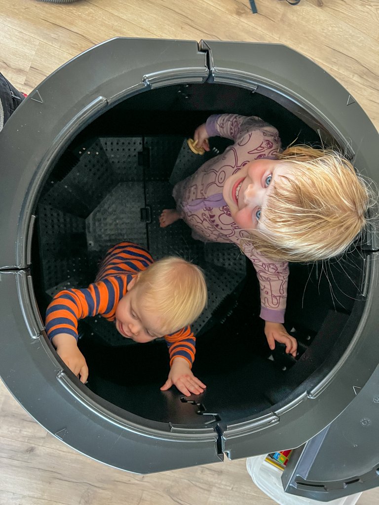 Innkjøp og test av varmkompostbeholder (juni 2024), som viste seg å i praksis være en kaldkompost. Testpersonene er fornøyde med innkjøpet. Foto: Anette Tjomsland Spilling