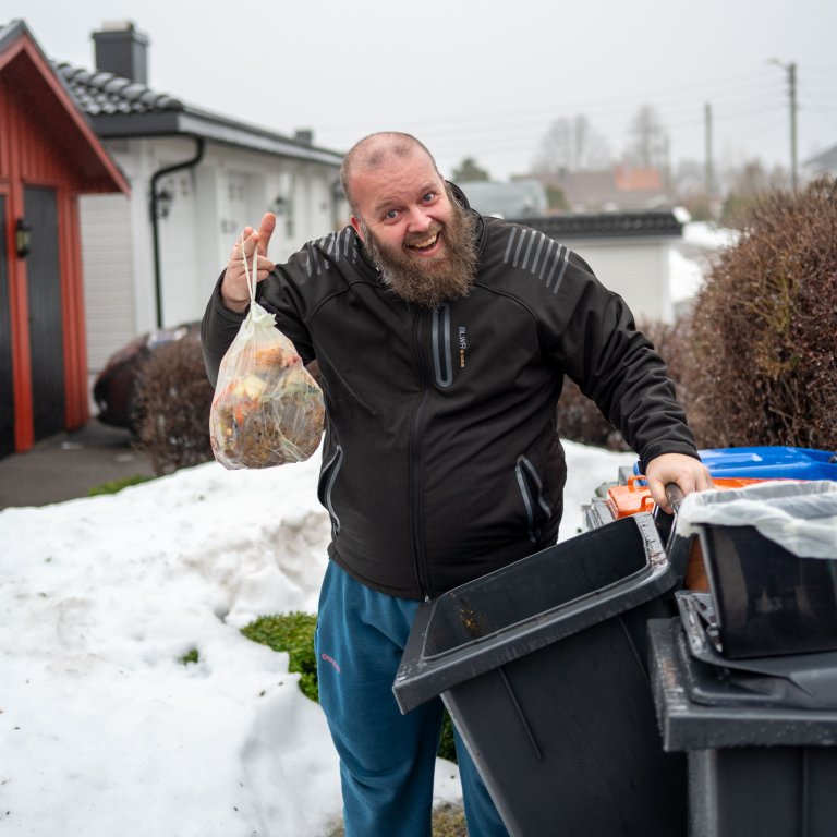 Eksempel på hvordan «det beste» hageavfallet kan se ut. Ferske blader og små ettårig kvister er gode karbonkilder. Fjorårs- skudd og blader kan også kvernes opp, bare det ikke er for gammelt – for da blir det til lignin som tar mer tid å nedbryte. Foto: Anette Tjomsland Spilling