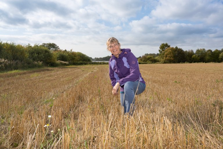 – Et tiltak for økt nitrogeneffektivitet på jordbruksarealene, som også har god effekt på jord- og fosfortap, er å unngå å pløye om høsten, sier Marianne Bechmann, her avbildet i en stubbåker.