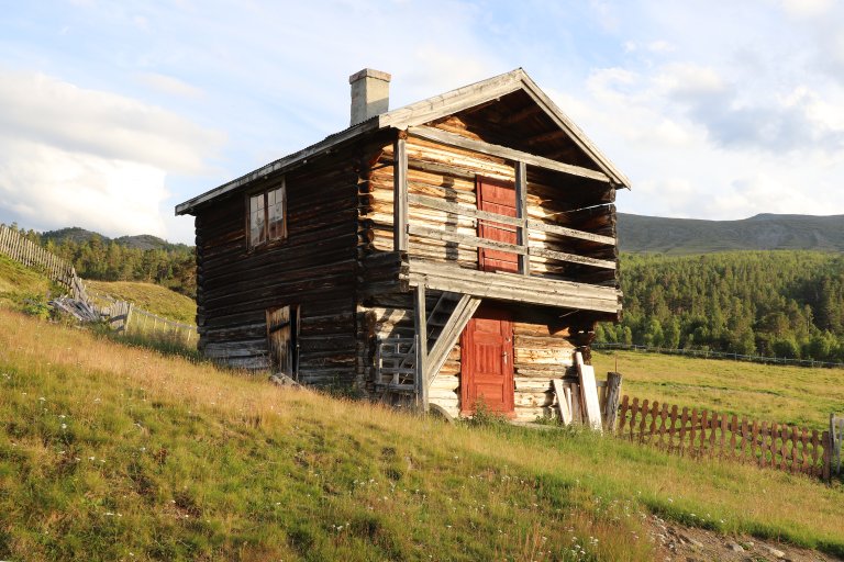 En gammel bygning i jordbrukslandskapet. En stor andel av gamle bygninger ligger på eller nær arealer som kan være ute av drift. Foto: Oskar Puschmann