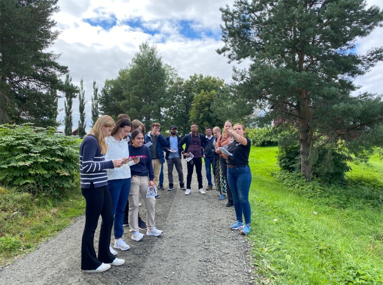 Engasjerte studenter stilte mange spørsmål som Tonje Westerhus gladelig svarte på. Foto: Jo Kristian Kvernland/PKOM AS.