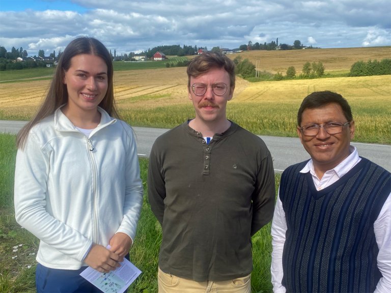 Fra venstre studentene Trine Sandhaug og Magnus Dalemark og faglærer førsteamanuensis Ravindra Kumar. Foto: Jo Kristian Kvernland/PKOM AS