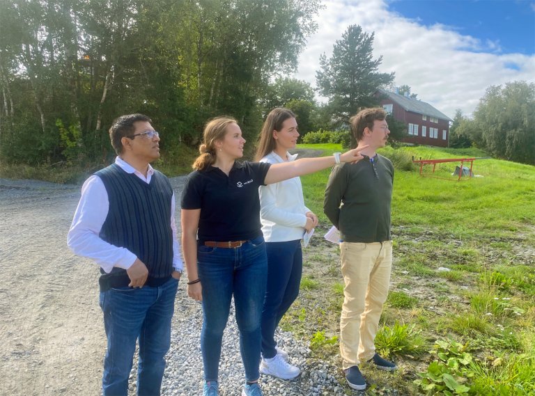 Konstituert driftsleder Tonje Westerhus viser fram NIBIO sine forskningsfelt til professor Ravindra Kumar og studentene Trine Sandhaug og Magnus Dalemark. Foto: Jo Kristian Kvernland/PKOM AS