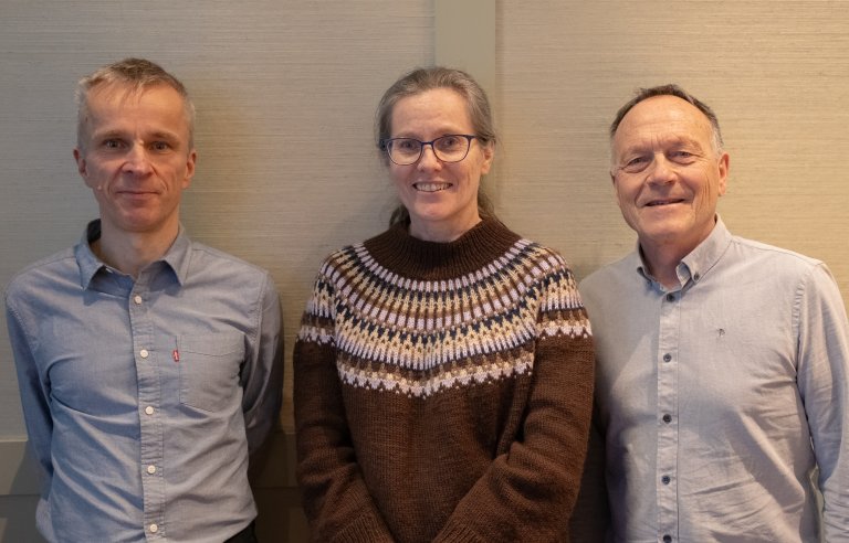 NIBIO-forskarane Håvard Eikemo (t.v), May Bente Brurberg (midten) og Arne Hermansen (t.h). Arne Hermansen er leiar av prosjektet. Foto: Silje Kvist Simonsen