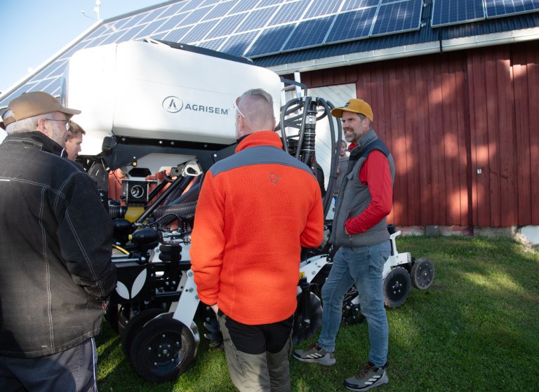 Produsenten Anstein Freberg (til høyre) forteller velvillig om sine erfaringer med bruk av Strip-till.  Foto: John Olav Oldertrøen, NIBIO