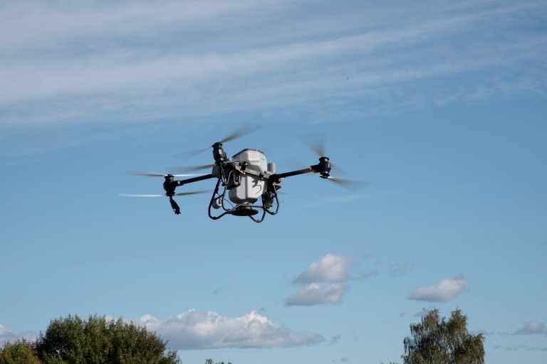 Droner er vel det som gir definitivt minst jordbearbeiding når det kommer til gjødsling eller såing. Dette er fortsatt på et eksperimentelt stadium og dronespredning av før eller gjødsel er foreløpig ikke tillatt. Her er dronen Agras T50 i aktivitet. Denne veier rundt 52 kilo med batterier og har en maksimal take-off vekt på 102 kilo når den gjødsler eller sår. Flytiden er opptil 18 minutter, men vesentlig mindre når den er lastet maksimalt med 50 kilo. Koordinater kan mates inn i dronen enten innendørs eller fra fjernkontrollen, og denne leverer nyttelasten nøyaktig der den får beskjed om. I demonstrasjonen var det satt opp et rutenett dronen skulle levere til.