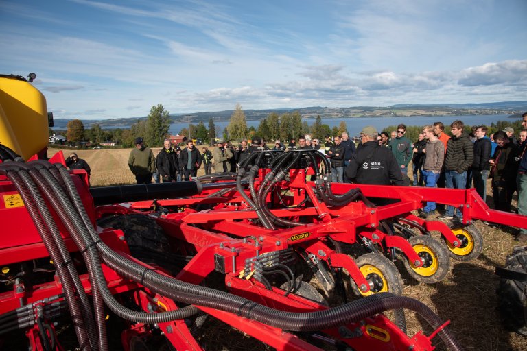 På jordet ble det demonstrert flere teknologier for såing med minimal jordbearbeiding. Store maskiner krever stor plass. Foto: John Olav Oldertrøen, NIBIO