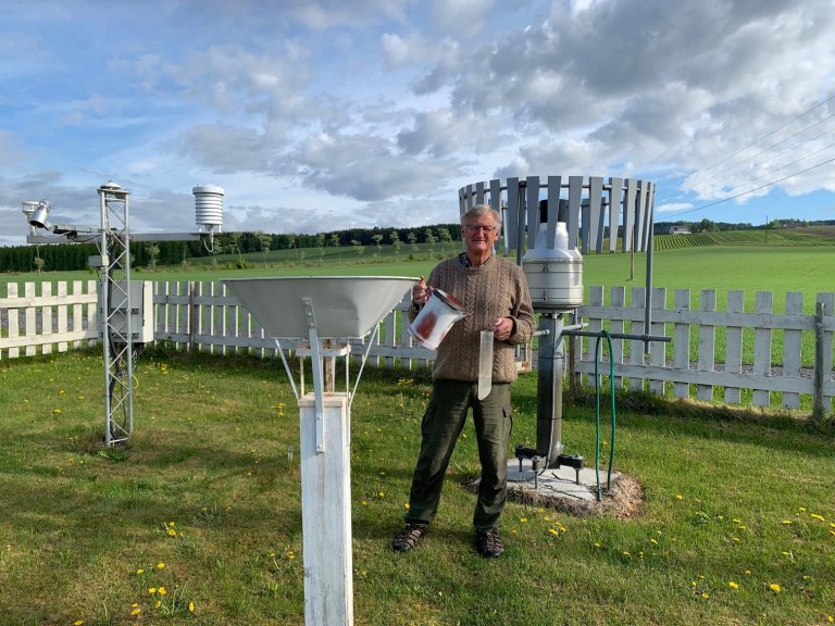 NIBIO-forskar Hugh Riley ved verstasjonen på Kise. Foto: NIBIO