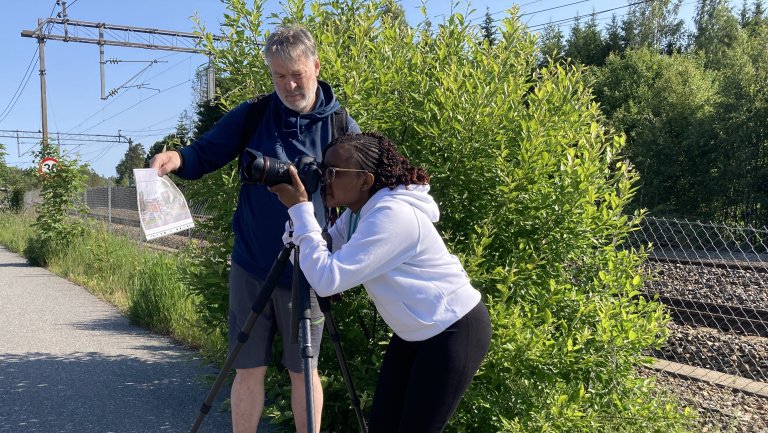 Abigael Nafula fra Ås ungdomsskole på jobbskyggedag for å lære «kunsten» å refotografere med mobiltelefon. Foto: Oskar Puschmann