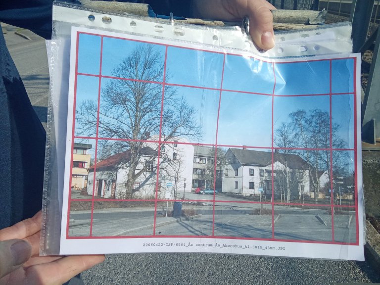 Med rutenett over det gamle bildet og rutenett på kamera er det mulig å få svært nøyaktige refotograferinger av gamle motiver. Foto: Oskar Puschmann