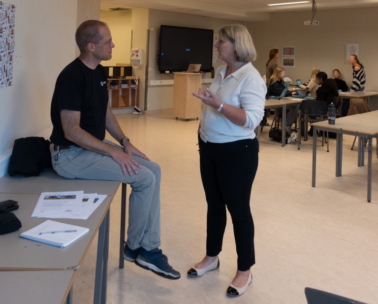 Merethe Ramm Von der Fehr har vært en viktig medspiller i refotograferingsprosjektet på Ås ungdomsskole. Her i ivrig samtale med prosjektleder Sebastian Eiter. Foto: Hege Ulfeng
