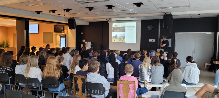 Oskar Puschmann har undervist samtlige elever ved Ås ungdomsskole om refotografering. Foto: Sebastian Eiter