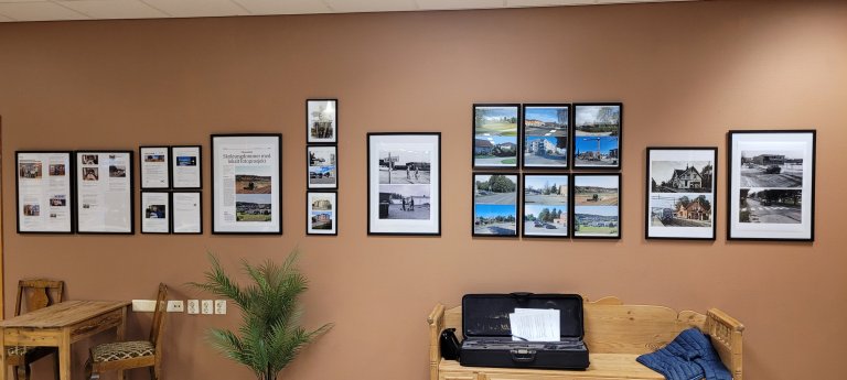 Utstilling av ungdommene sine refotograferinger ved Ås ungdomsskole. Foto: Sebastian Eiter