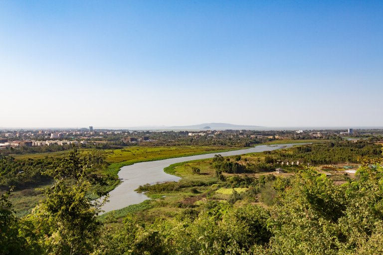 Bahir Dar ligger på den sørlige bredden av Lake Tana. Her ser vi byen med innsjøen i bakgrunnen, og elven Blue Nile i forgrunnen. Foto: Geert Catteeuw / CC BY SA-4.0