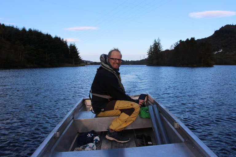 Ståle Haaland på Jordalsvatnet: Prosjektleder og forsker ved NIBIO, Ståle Haaland, på Jordalsvatnet. Foto: Inga Greipsland.