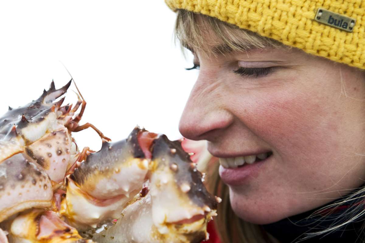 Girl-with-king-crab-Kirkenes-072009-99-0055_1500_cropped.jpg