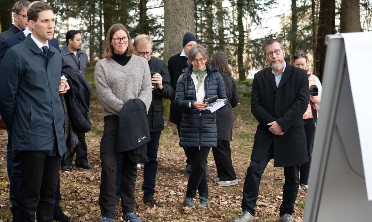 Fra venstre til høyre, klima- og miljøminister Andreas Bjelland Eriksen, senterleder Gunnhild Søgaard fra NIBIO, prosjektadministrator Ågot Aakra og forskningsdirektør i NIBIO, Per Stålnacke.