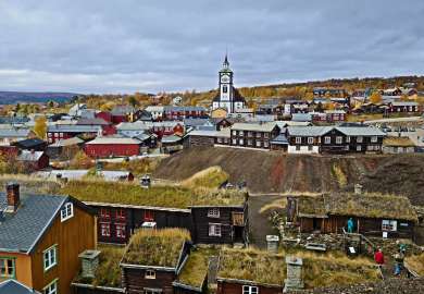 Bilde over Røros med kirken i bakgrunnen 