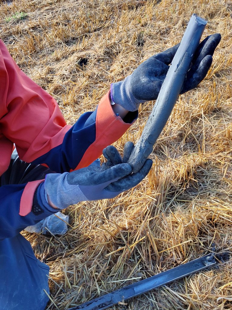 Prøve med stiv leirjord. Foto: Helge Meissner