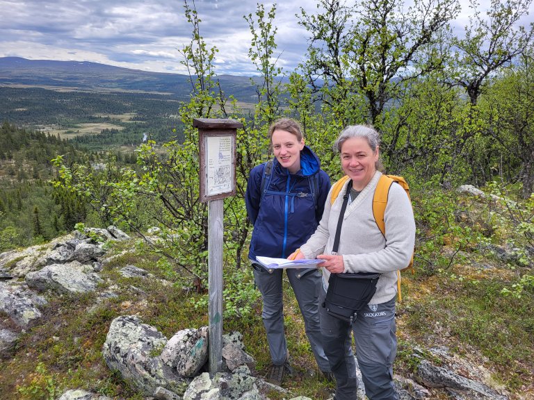 NIBIOs nye medlem i arbeidsgruppen, Katharina Hobrak, sammen med Ragnhild Kjeldesen fra Skogkurs. Foto: Per Holm Nygaard